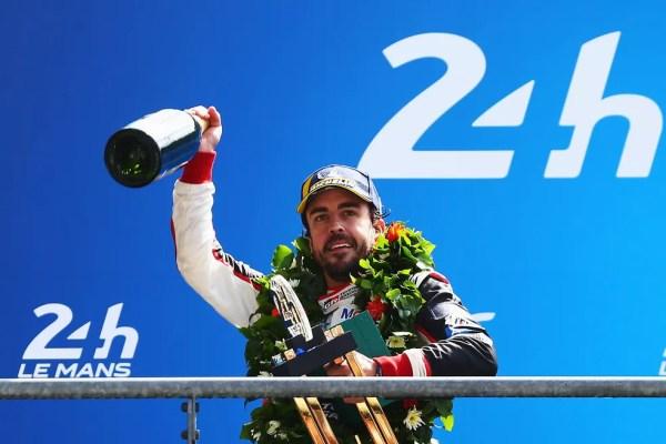 Alonso comemorando a vitória nas 24 Horas de Le Mans (Foto: Getty Images)