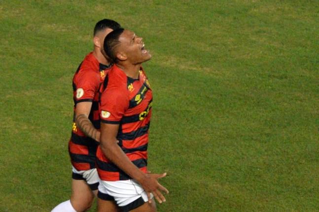 Mikael comemora gol da vitória do Sport sobre o Bahia — Foto: Walmir Cirne/AGIF