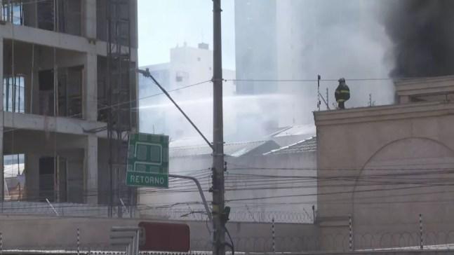 Bombeiros combatem chamas em prédio comercial na Zona Sul de SP — Foto: Abraão Cruz/TV Globo