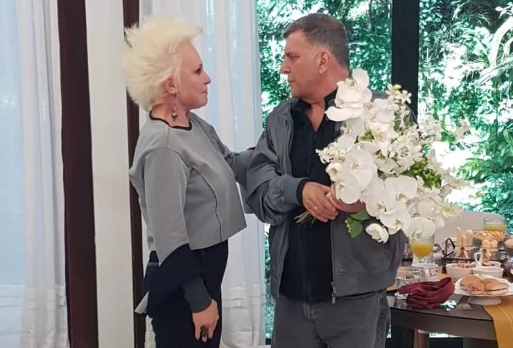 Ana Maria Braga presenteia Jorge Fernando com flores (Foto: Ivo Madoglio/TV Globo)
