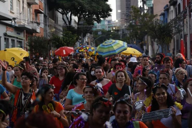 Bloco Feminista reúne foliões na região central de São Paulo nesta sexta-feira, 22/04/2022.    — Foto: ISAAC FONTANA/FRAMEPHOTO/ESTADÃO CONTEÚDO