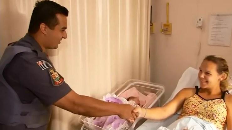 Sargento da PM foi ao hospital visitar mãe e filha após parto de emergência em Ourinhos (Foto: Reprodução/TV TEM)
