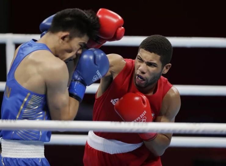 Hebert Souza (BRA) x Erbieke Tuoheta (CHN), oitavas de final de boxe (até 75kg) — Foto: REUTERS/Ueslei Marcelino