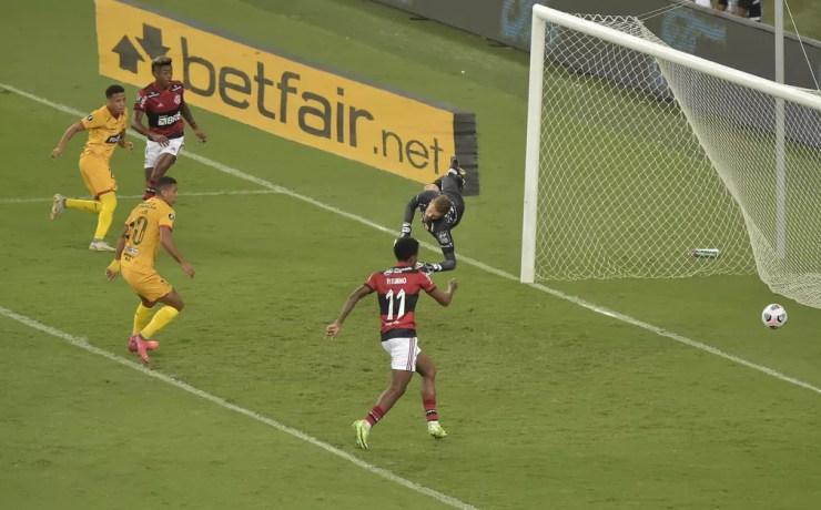 Bruno Henrique marca o primeiro gol do Flamengo contra o Barcelona — Foto: André Durão
