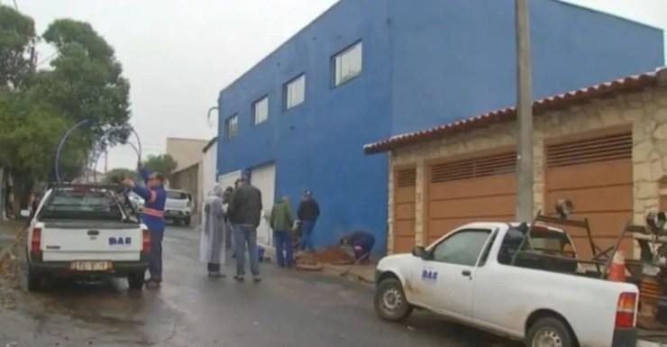 Fábrica que produzia gelo foi fechada em ação da Polícia Civil no bairro Vista Alegre em Bauru (Foto: Reprodução / TV TEM)