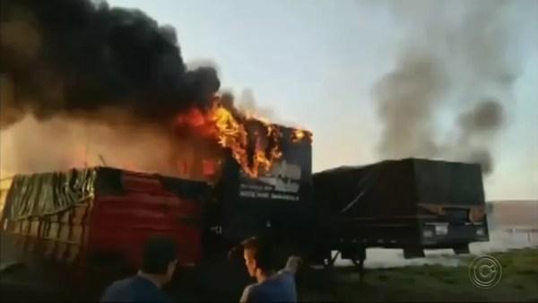 Cinco carretas foram atingidas pelo fogo em Santa Cruz do Rio Pardo (Foto: Repórter na Rua/Divulgação)