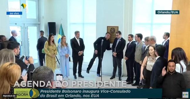 Bolsonaro se desequilibra durante cerimônia em Orlando, nos EUA. — Foto: Transmissão do Palácio do Planalto