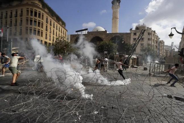 Manifestantes entram em confronto com as forças de segurança em Beirute — Foto: AP Photo/Hassan Ammar