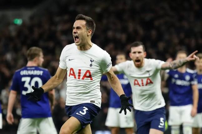 Reguillón comemora gol da virada do Tottenham sobre o Leeds — Foto: REUTERS