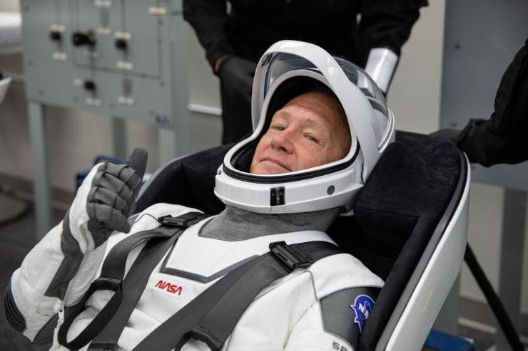 Astronauta da Nasa Douglas Hurley tests sua vestimenta espacial na área de tripulação.
