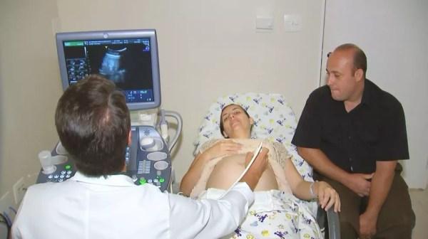 Procedimento é realizado por meio de uma câmera, que alcança o útero da paciente e cauteriza vasos (Foto: Reprodução/TV TEM)