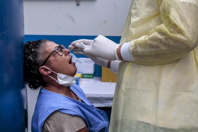 Paciente faz teste de detecção da Covid-19 na UBS Humaitá, bairro de Bela Vista, região central da cidade de São Paulo na manhã desta quarta-feira (12). — Foto: SUAMY BEYDOUN/AGIF/ESTADÃO CONTEÚDO