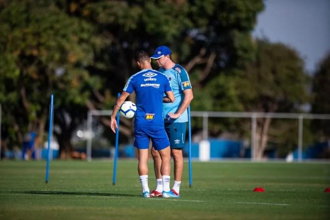 Thiago Neves e Rogério Ceni conversam durante treino do Cruzeiro — Foto: Vinnicius Silva / Cruzeiro