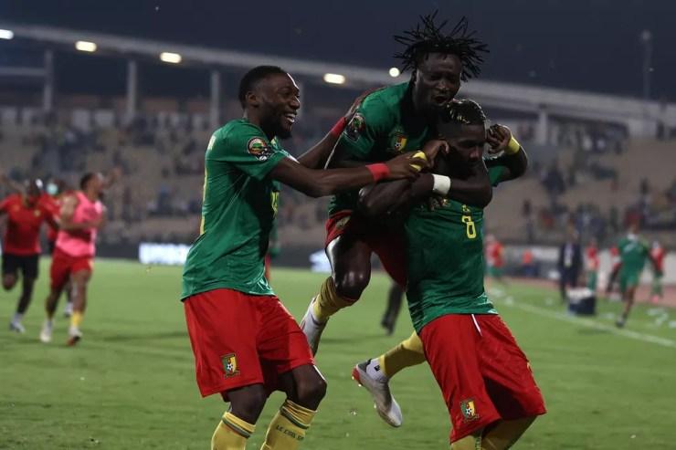Oyongo e Toko Ekambi vibram com vitória de Camarões nos pênaltis contra Burkina Faso — Foto: Kenzo Tribouillard/AFP