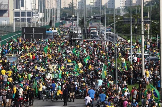Apoiadores de Bolsonaro se reúnem antes de carreata no Rio de Janeiro  — Foto: Pilar Olivares / Reuters