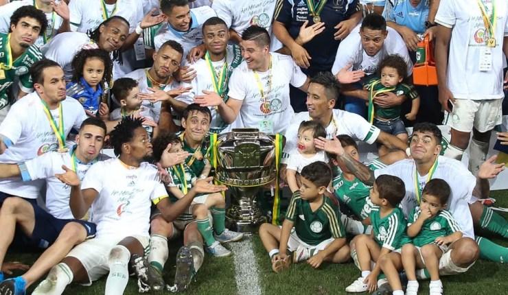 Jogadores do Palmeiras comemoraram título da Copa do Brasil com careta de Ricardo Oliveira — Foto: Cesar Greco \ Ag. Palmeiras