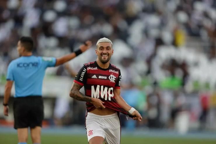 Arrascaeta comemora seu gol, o da vitória do Flamengo — Foto: Gilvan de Souza/Flamengo