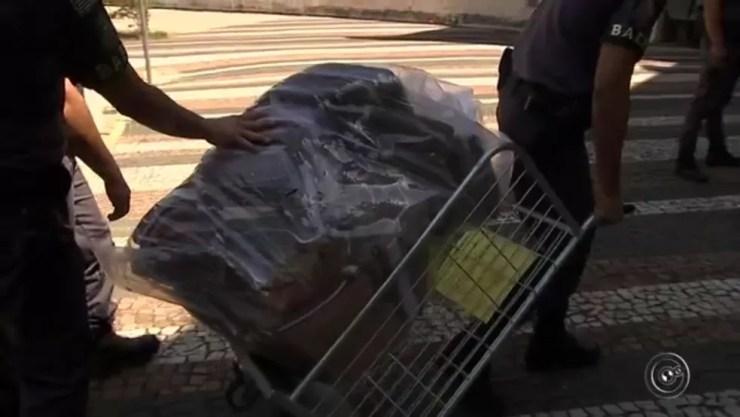 Policiais tiveram que usar um carrinho para carregar material apreendido (Foto: Reprodução/TV TEM)