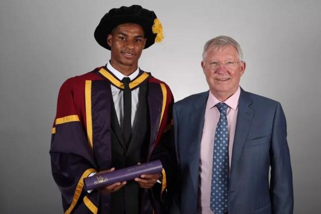 Com o diploma de doutorado honorário, Marcus Rashford posa ao lado de Sir Alex Ferguson  — Foto: Reprodução/Twitter
