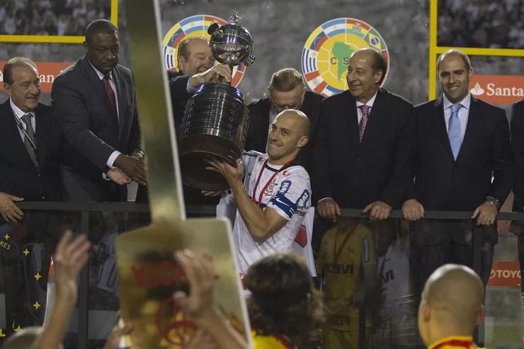 Alessandro, capitão do Corinthians, com a taça da Libertadores de 2012 — Foto: Daniel Augusto Jr/Ag. Corinthians