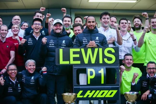 A festa da Mercedes para a 100ª vitória de Lewis Hamilton, com direito até a placa comemorativa — Foto: Peter Fox/Getty Images