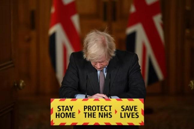 Boris Johnson, primeiro-ministro do Reino Unido, participa de coletiva de imprensa sobre a pandemia em Londres nesta terça-feira (26( — Foto: Justin Tallis/Pool via Reuters