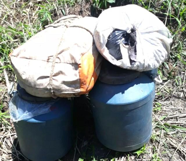 Drogas estavam escondidas em tambores no fundo do despenhadeiro (Foto: Divulgação / Polícia Militar)