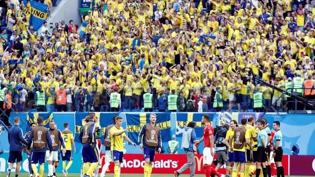 Jogadores e torcida comemoram a vitória da Suécia sobre a Suíça