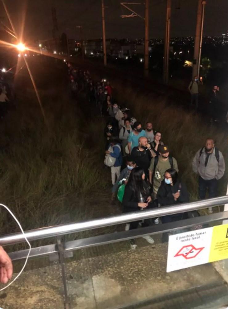 Passageiros na via na estação Autódromo. — Foto: Reprodução/ Twitter