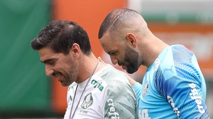 Abel Ferreira e Weverton conversam durante treino do Palmeiras na Academia — Foto: Cesar Greco/Ag. Palmeiras