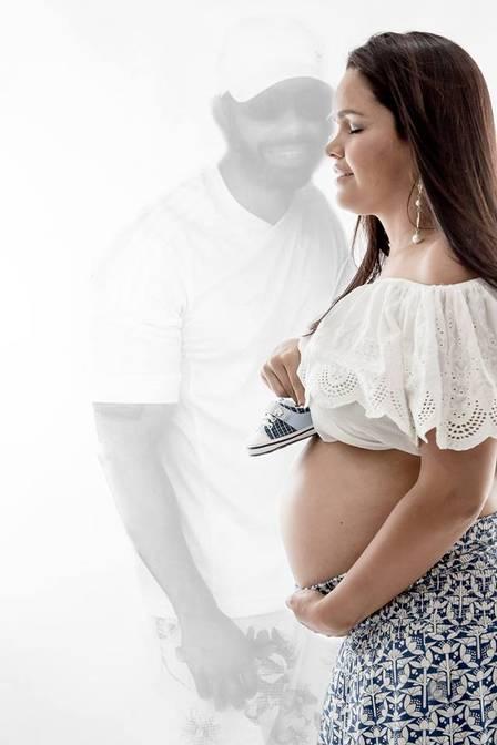 Carioca grávida inclui fotos do marido morto em ensaio emocionante
