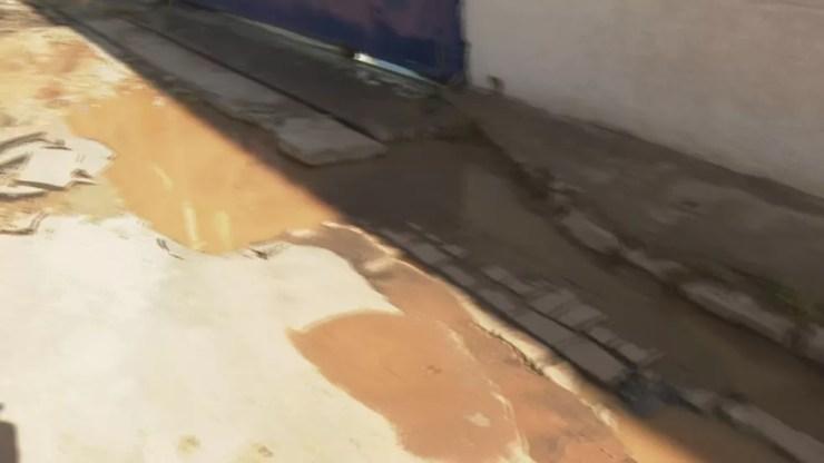 Chuva destrói asfalto de rua em Perus, na Zona Norte de SP — Foto: Reprodução/TV Globo