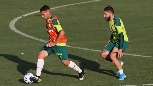 Fabinho disputa jogada com Zé Rafael, durante treino do Palmeiras — Foto: Cesar Greco