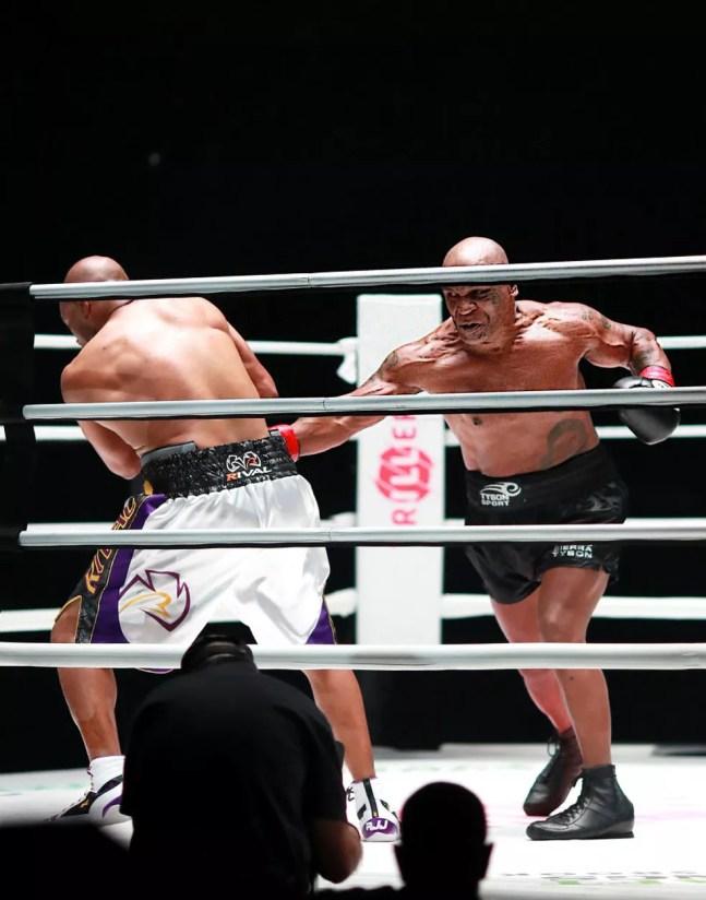 Mike Tyson voltou aos ringues contra Roy Jones Jr. no ano passado — Foto: Joe Scarnici/Getty Images for Triller