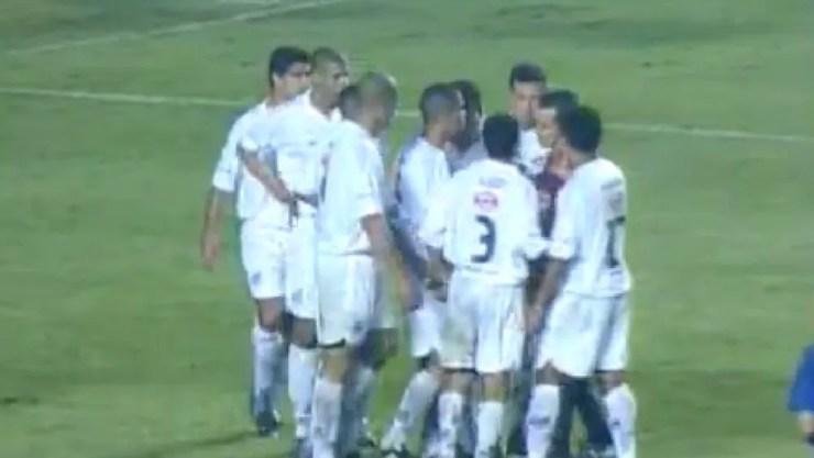 Jogadores do Santos contra o Boca em 2003