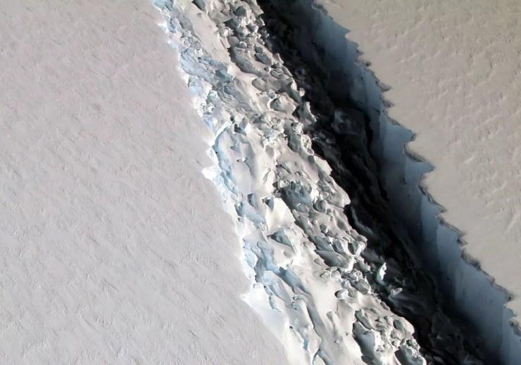  Imagem de arquivo mostra iceberg gigante prestes a se desprender da Antártica (Foto: NASA / Maria-Jose VINAS / NASA / AFP)
