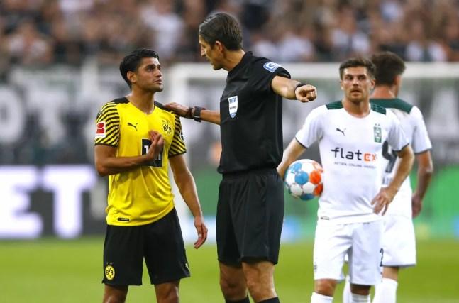 Dahoud discute com árbitro após ser expulso na derrota do Borussia Dortmund — Foto: Thilo Schmuelgen/Reuters