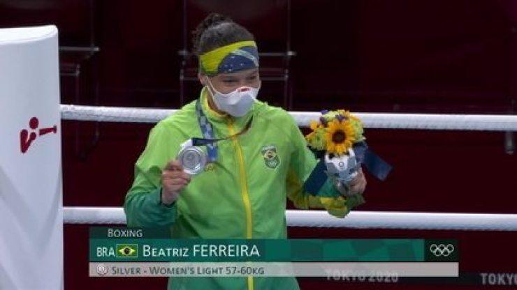 Bia Ferreira recebe a medalha de prata no boxe feminino