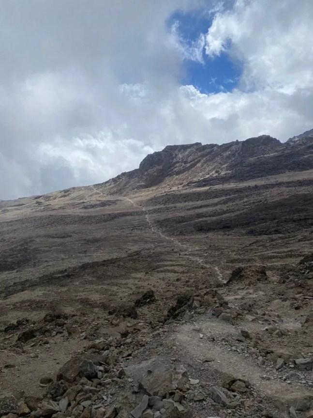 Caminho até o topo do lugar mais alto da África — Foto: Arquivo pessoal 