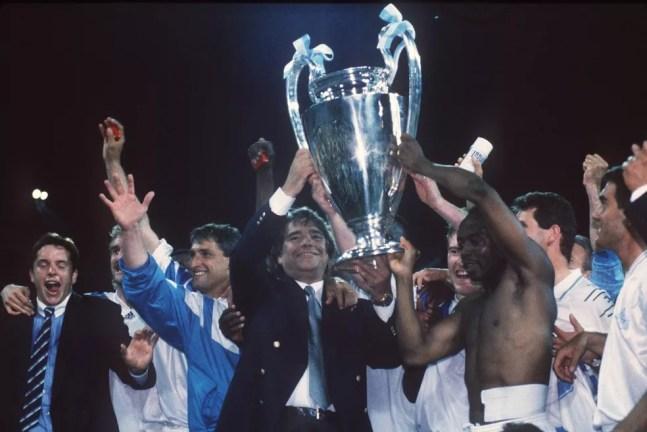Bernard Tapie comemora a conquista da Champions League de 1992/39 — Foto: AFP