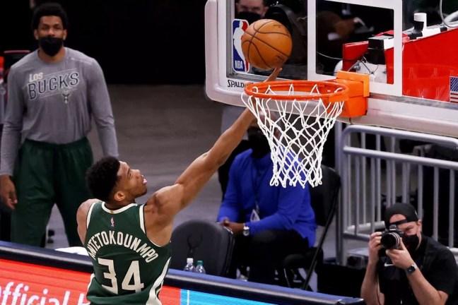 Giannis Antetokounmpo contra o San Antonio Spurs — Foto: Dylan Buell/Getty Images