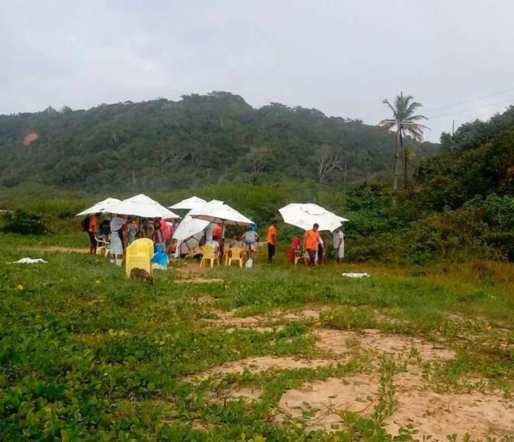 Turistas conseguiram sair do veículo após ônibus tombar na Bahia (Foto: Namídia News)