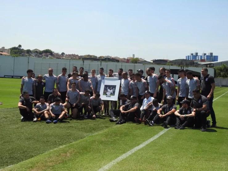 Emerson Sheik recebeu quadro e posou para fotos com o elenco do Corinthians — Foto: Bruno Cassucci