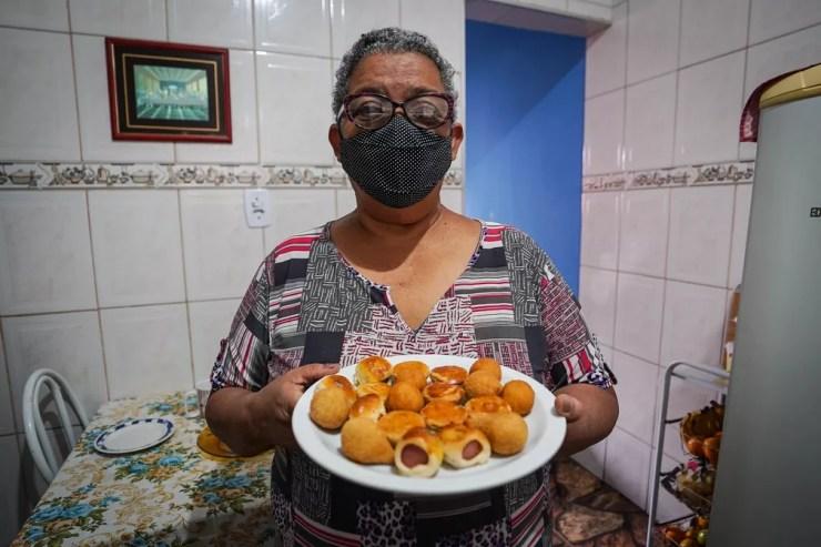 Dona Zélia aprendeu a fazer salgados durante a pandemia para tentar aumentar a renda da família — Foto: Fábio Tito/G1