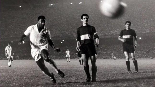 Pelé contra o Boca Juniors, no Maracanã entupido de gente, em 1963. No primeiro jogo da decisão — Foto: Santos / Acervo