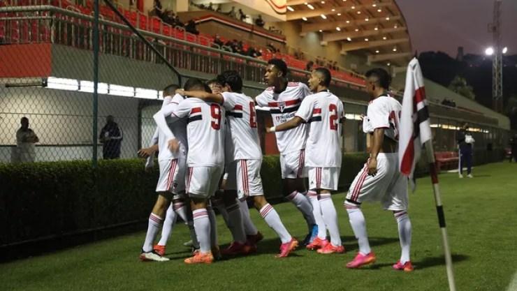 Jogadores do São Paulo festejam gol contra o Fluminense pelo Brasileiro Sub-17