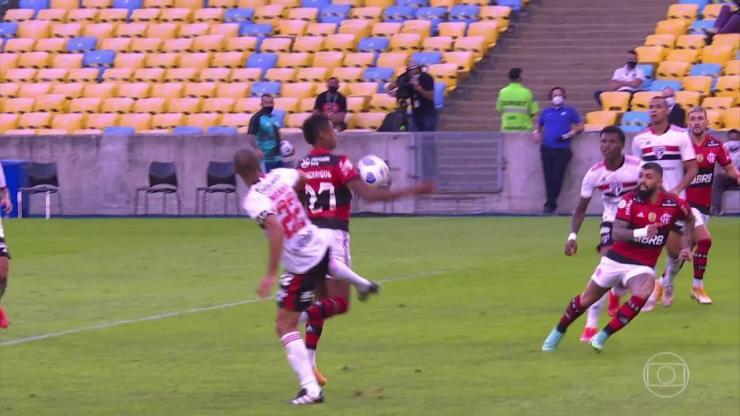 Aos 9 min do 2º tempo - gol anulado de Bruno Henrique, do Flamengo, contra o São Paulo