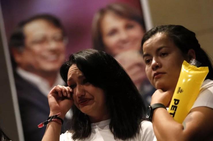 Eleitores de Gustavo Petro choram após derrota do candidato nas eleições presidenciais da Colômbia (Foto:  REUTERS/Nacho Doce)