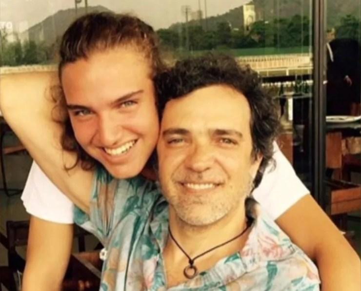 Paulinho Moska com o filho, Tom (Foto: TV Globo)