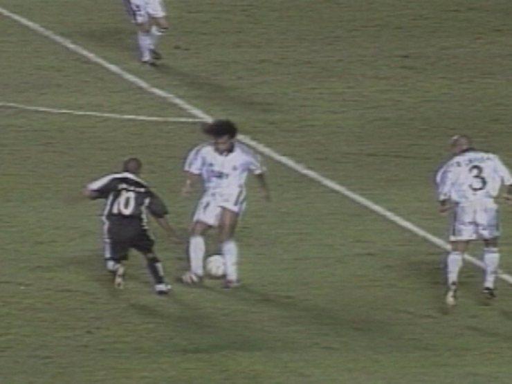 Em 2000, Edilson faz um golaço jogando pelo Corinthians contra o Real Madrid